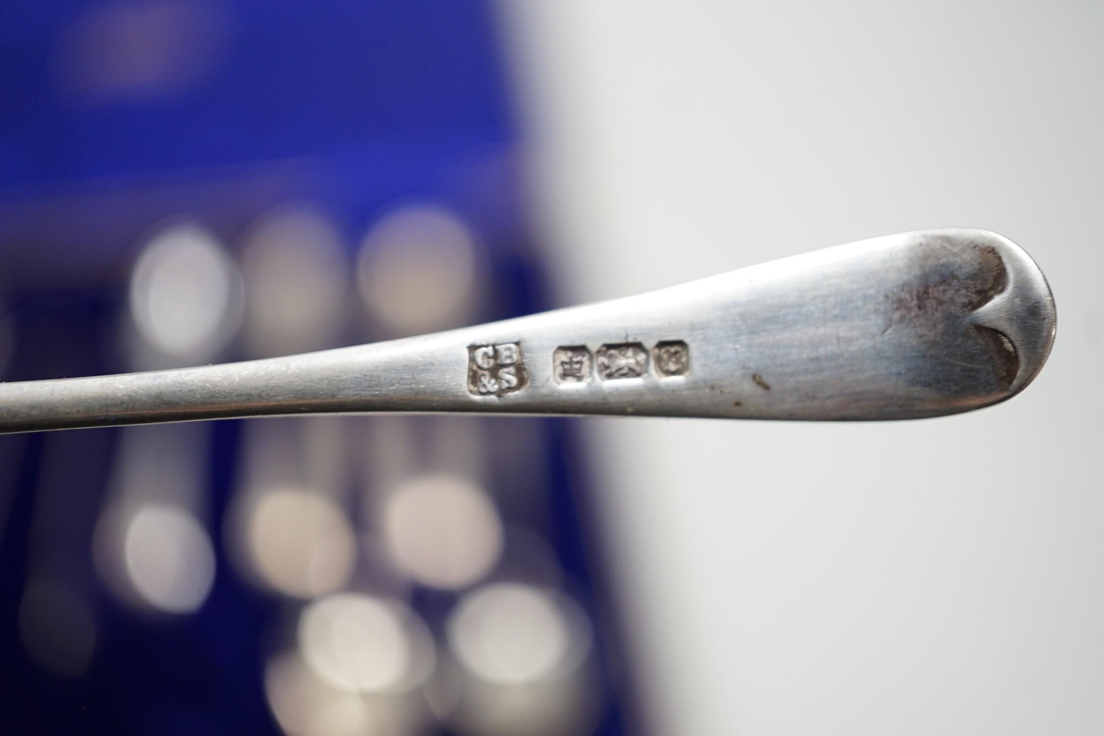 A set of twelve Edwardian silver Old English pattern teaspoons and tongs, Sheffield, 1909.